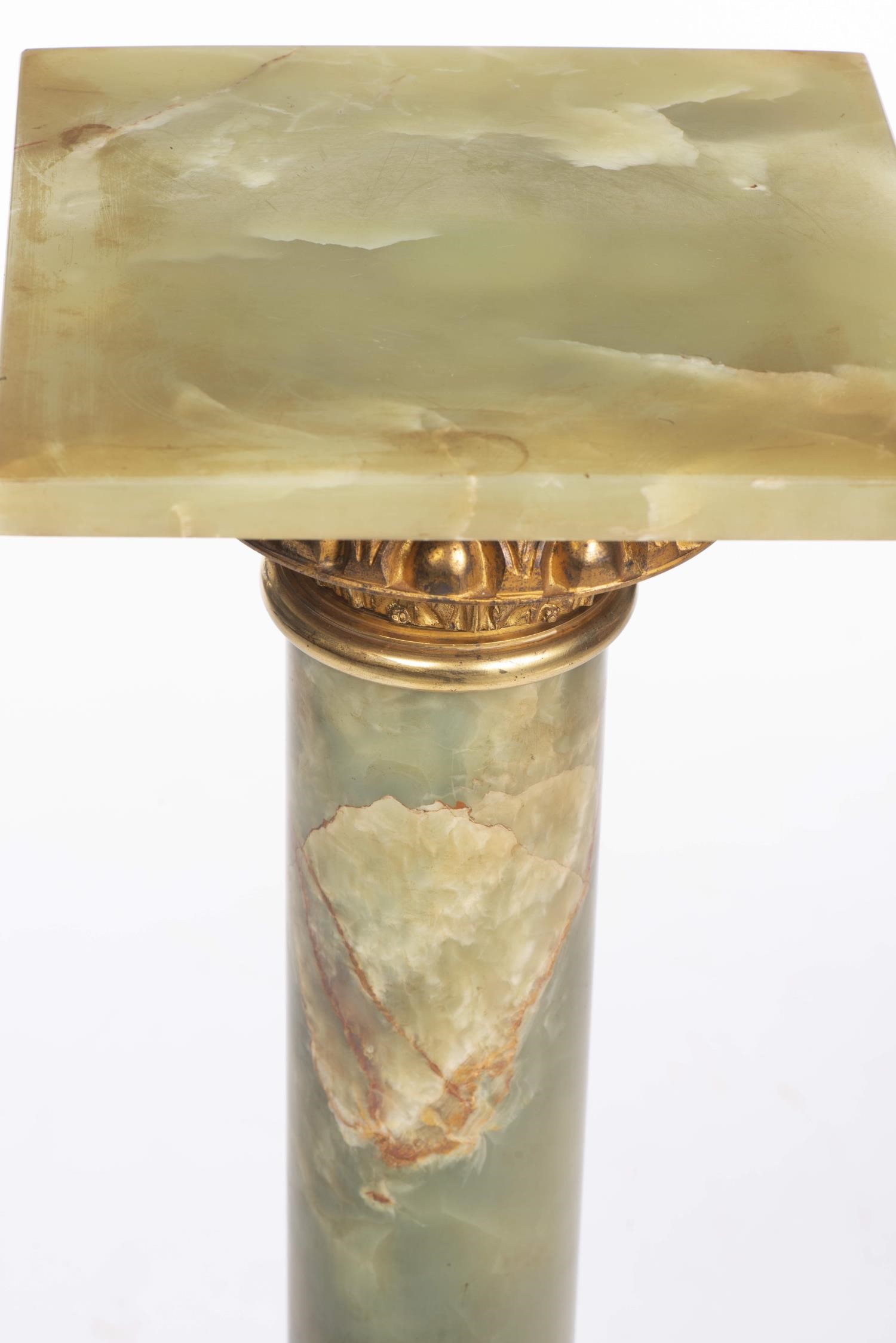 Colonne en onyx vert avec chapiteau et base en bronze doré H. 101.5x28x28 cm - - [...] - Image 2 of 4