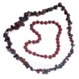 Collier ras de cou composé de perles rondes d'ambre rouge opaque L. 44 cm & Collier [...]