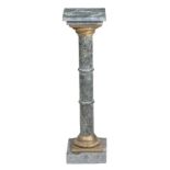 Colonne en onyx vert à ornements en bronze doré H. 93.5x25x25 cm - - Mobilier & [...]