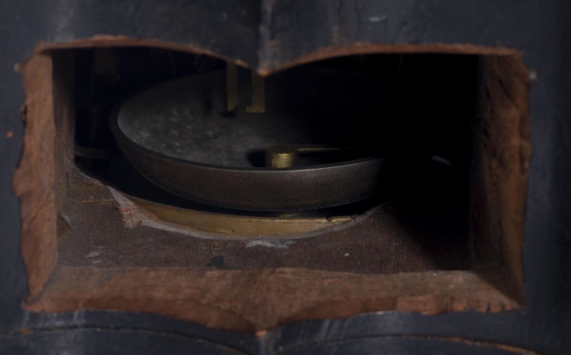 Petite horloge de table à boîtier en bois à décor en laque noire et dorée au [...] - Bild 5 aus 5