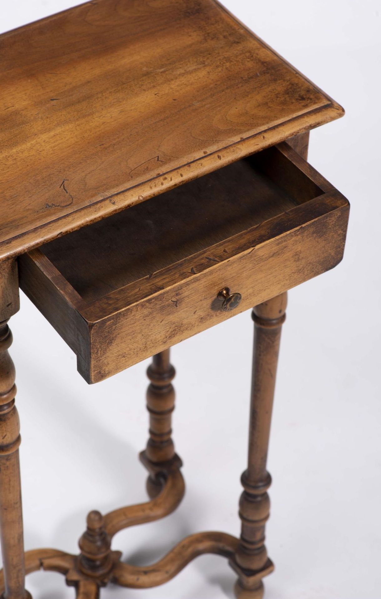 Petit guéridon en bois à pieds tournés de style Louis XIV, un tiroir dans le [...] - Bild 4 aus 4