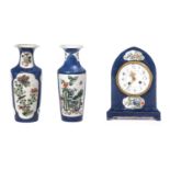 Garniture en porcelaine de Chine à décor en famille verte sur fond bleu poudré [...]