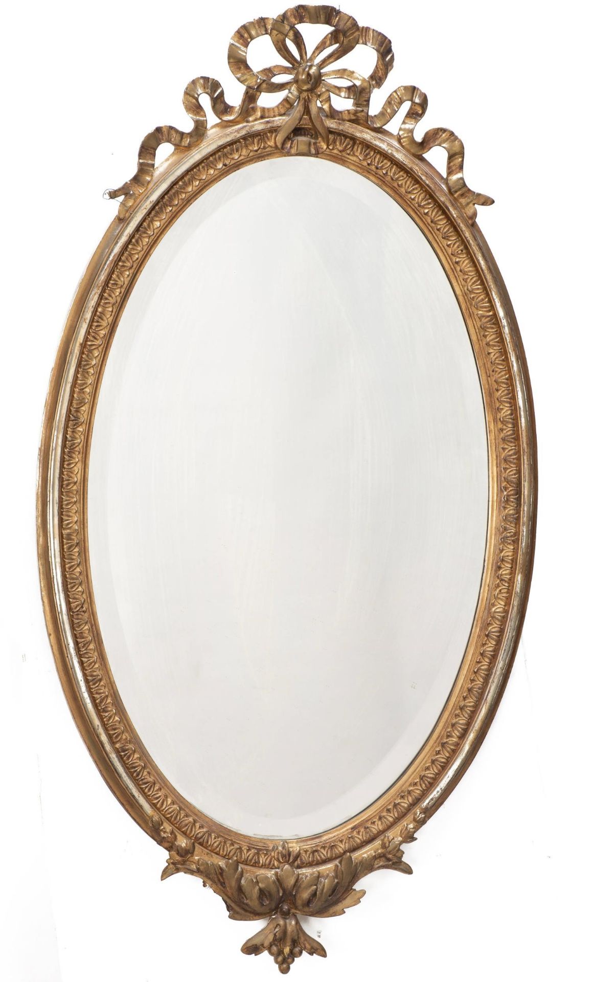 Miroir en bois et stuc doré à décor au sommet d'un ruban et de feuilles d'acanthe [...]