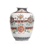 Grande jarre en porcelaine Arita imari, décor en frise de fleurs et papillons [...]