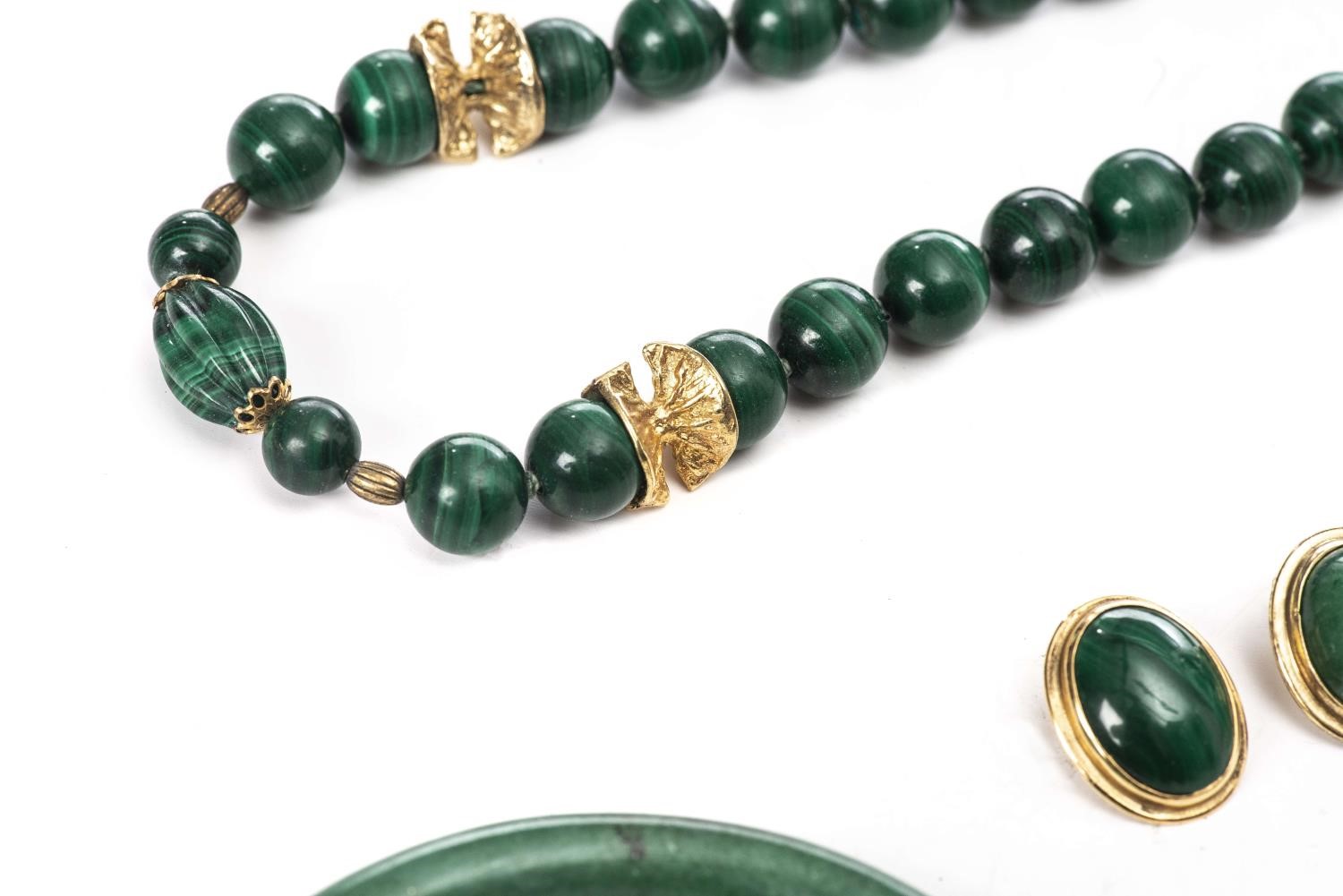 Lot de bijoux en jade et malachite comprenant : - Collier de perles en jade vert [...] - Image 19 of 23