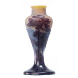 Emile Gallé (1846-1904), vase en verre multicouche à un pied et panse évasée. [...]