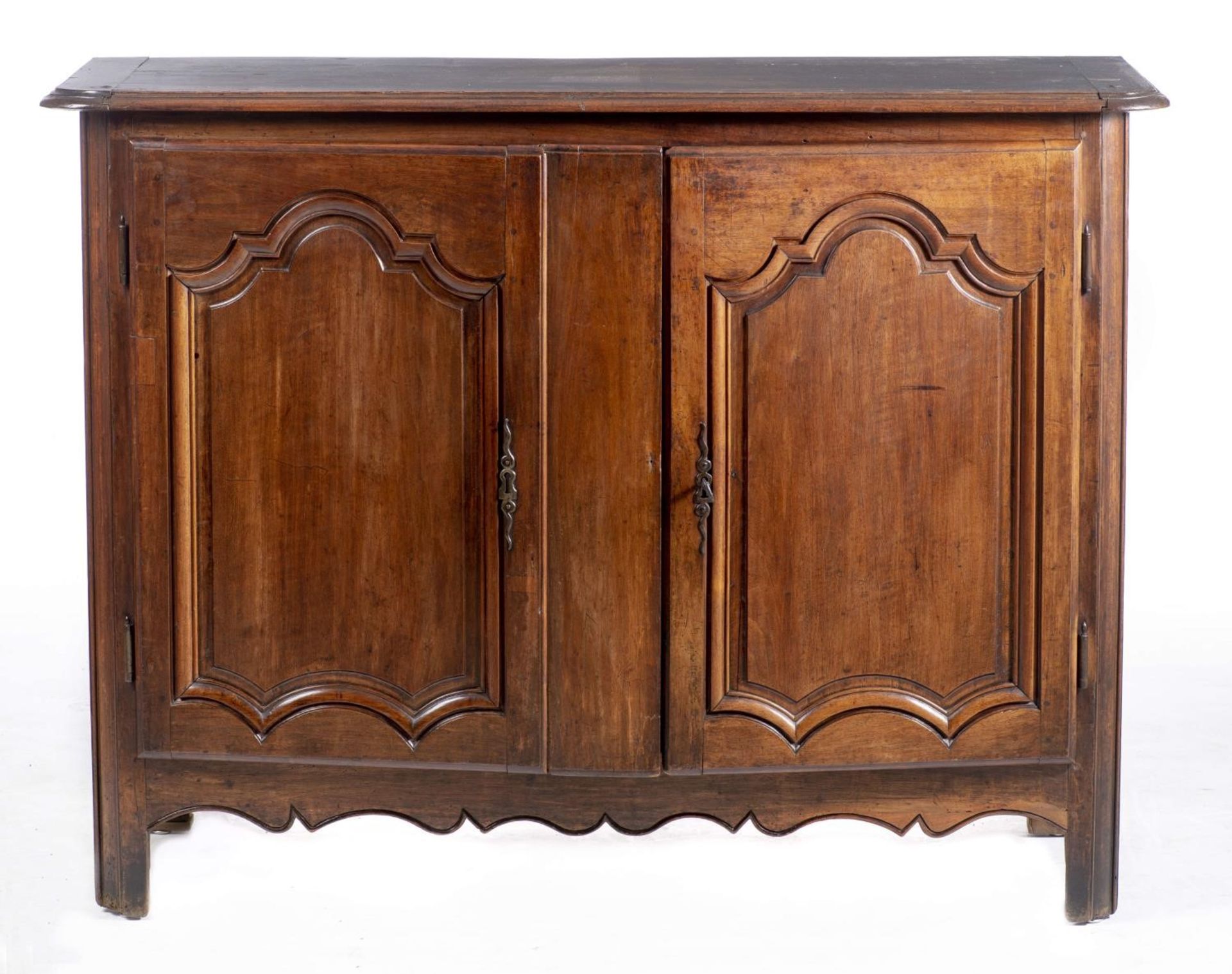 Buffet dressoir en chêne à 2 portes Louis XV H. 102.5x 136x52 cm. - - Mobilier & [...]