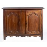 Buffet dressoir en chêne à 2 portes Louis XV H. 102.5x 136x52 cm. - - Mobilier & [...]