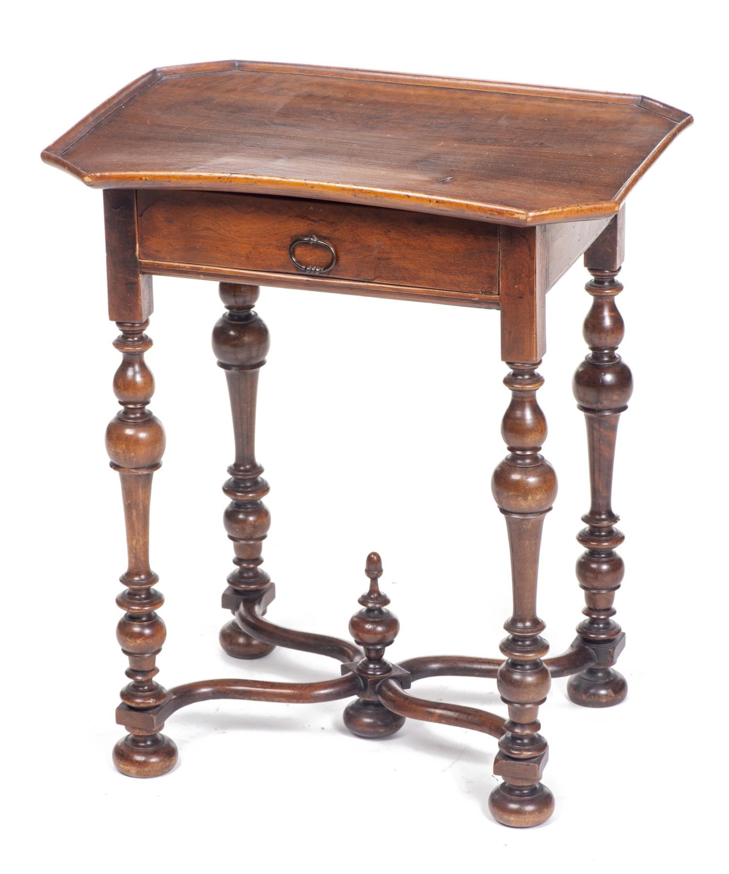 Petite table guéridon en noyer à plateau à cuvette et 1 tiroir dans le bandeau, 4 [...]