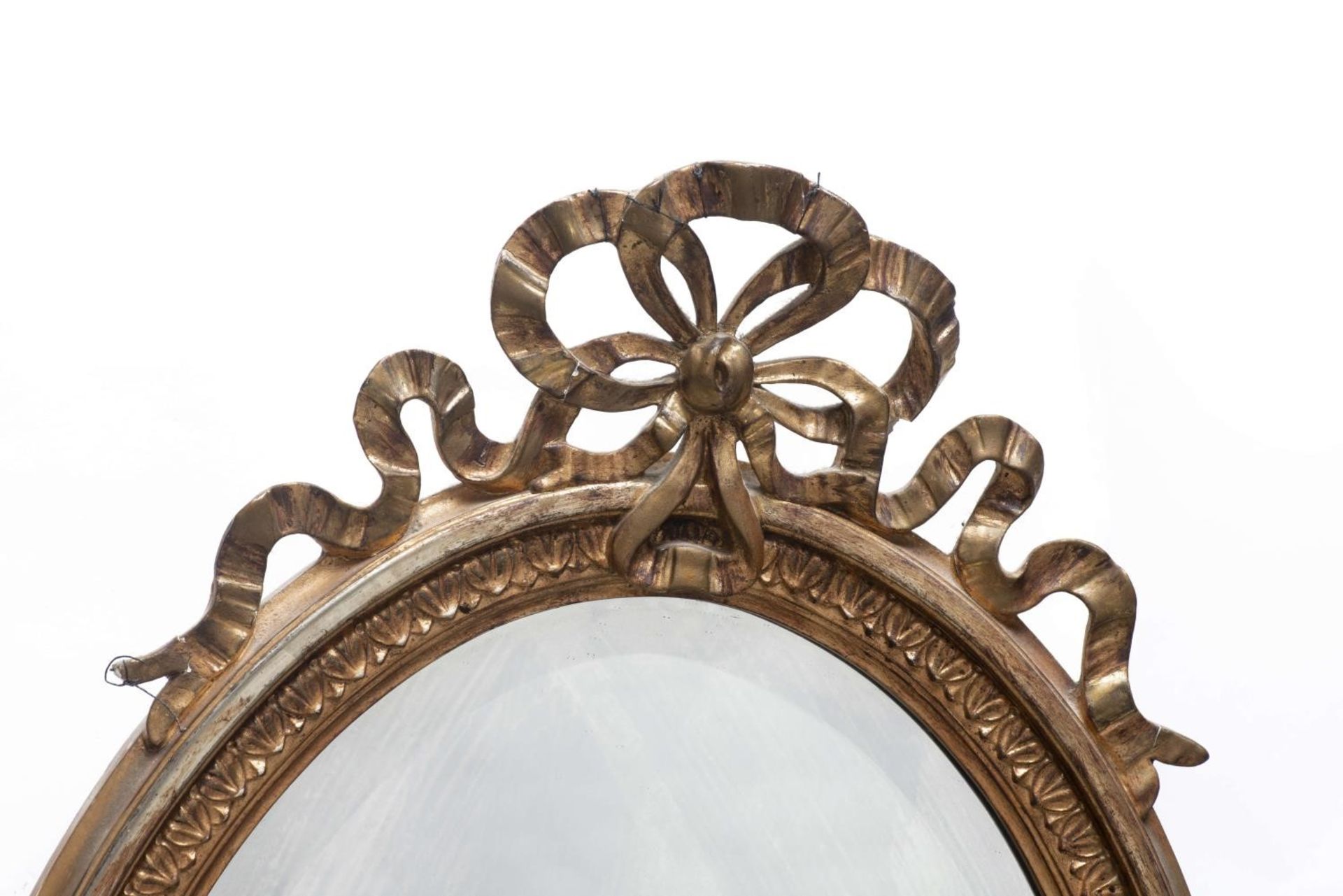 Miroir en bois et stuc doré à décor au sommet d'un ruban et de feuilles d'acanthe [...] - Bild 2 aus 4
