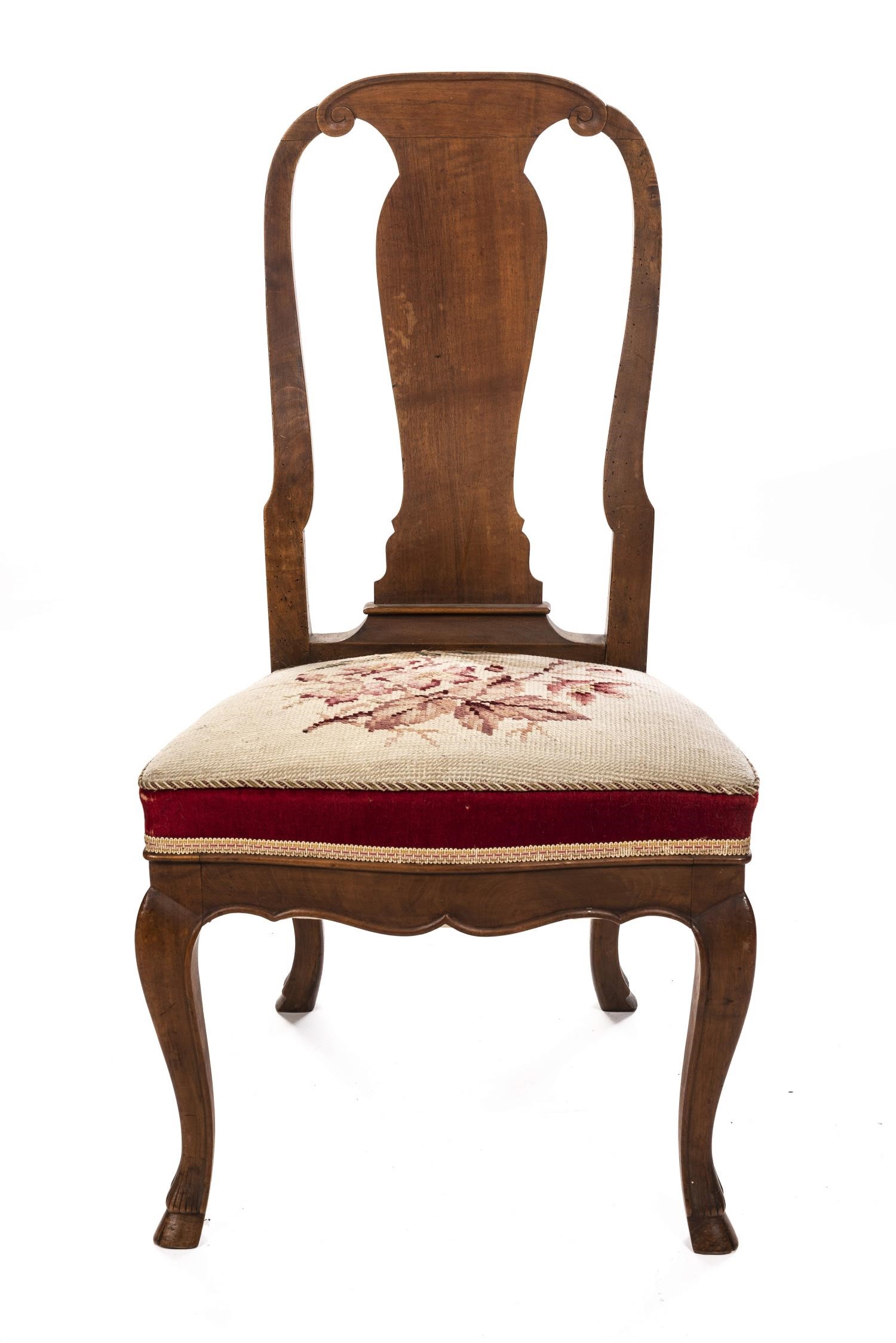 Chaise de style Louis XV bernoise en noyer, modèle à la langue de cerf Atelier [...]