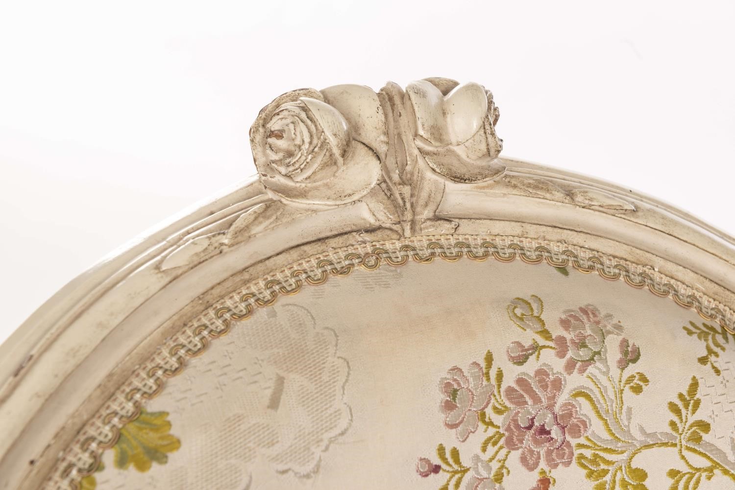 Paire de bergères de style Louis XVI rechampies en blanc, tissu à motifs floraux H. [...] - Image 9 of 11