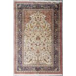 Tapis Ghoum d'Iran en soie à décor de mihrab contenant des fleurs, des oiseaux et [...]