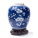 Pot à gingembre en porcelaine de Chine à décor en B&B de fleurs de prunier sur [...]