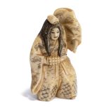 Netsuke en ivoire représentant un Daruma, tête amovible, bras gauche en arrière 2 [...]