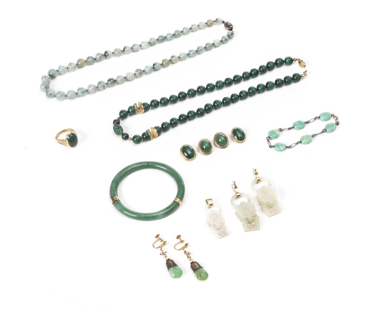 Lot de bijoux en jade et malachite comprenant : - Collier de perles en jade vert [...]