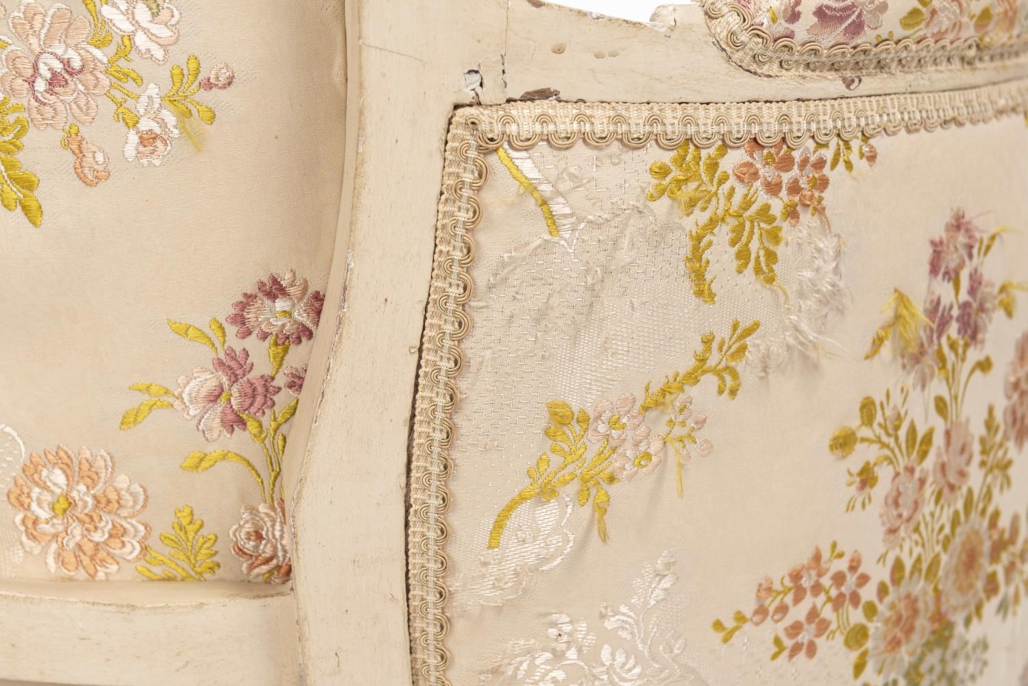 Paire de bergères de style Louis XVI rechampies en blanc, tissu à motifs floraux H. [...] - Image 11 of 11