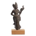 Sculpture en bronze représentant une divinité féminine tenant dans sa main gauche [...]