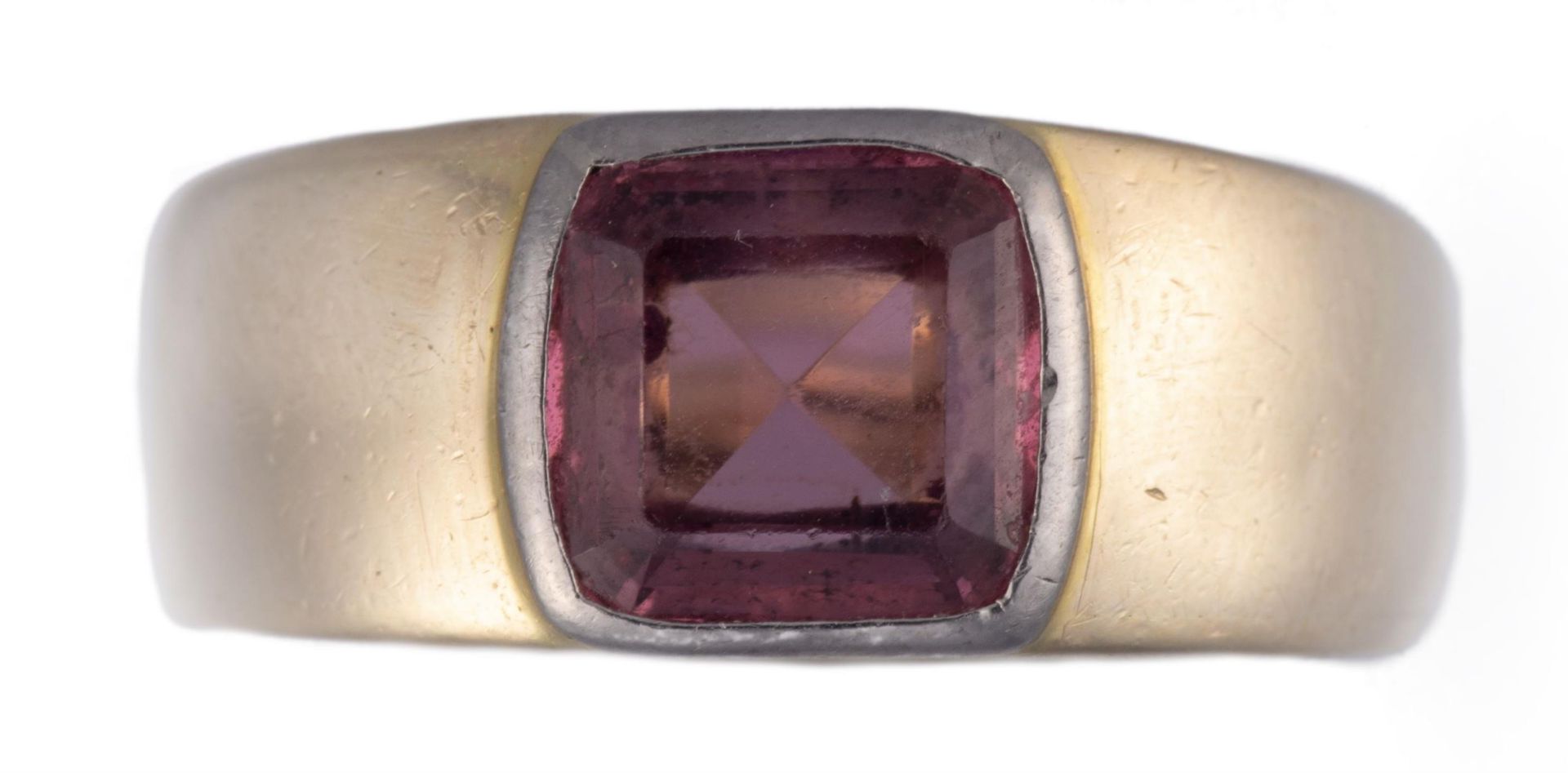 Bague en or .750 avec tourmaline rose de taille coussin