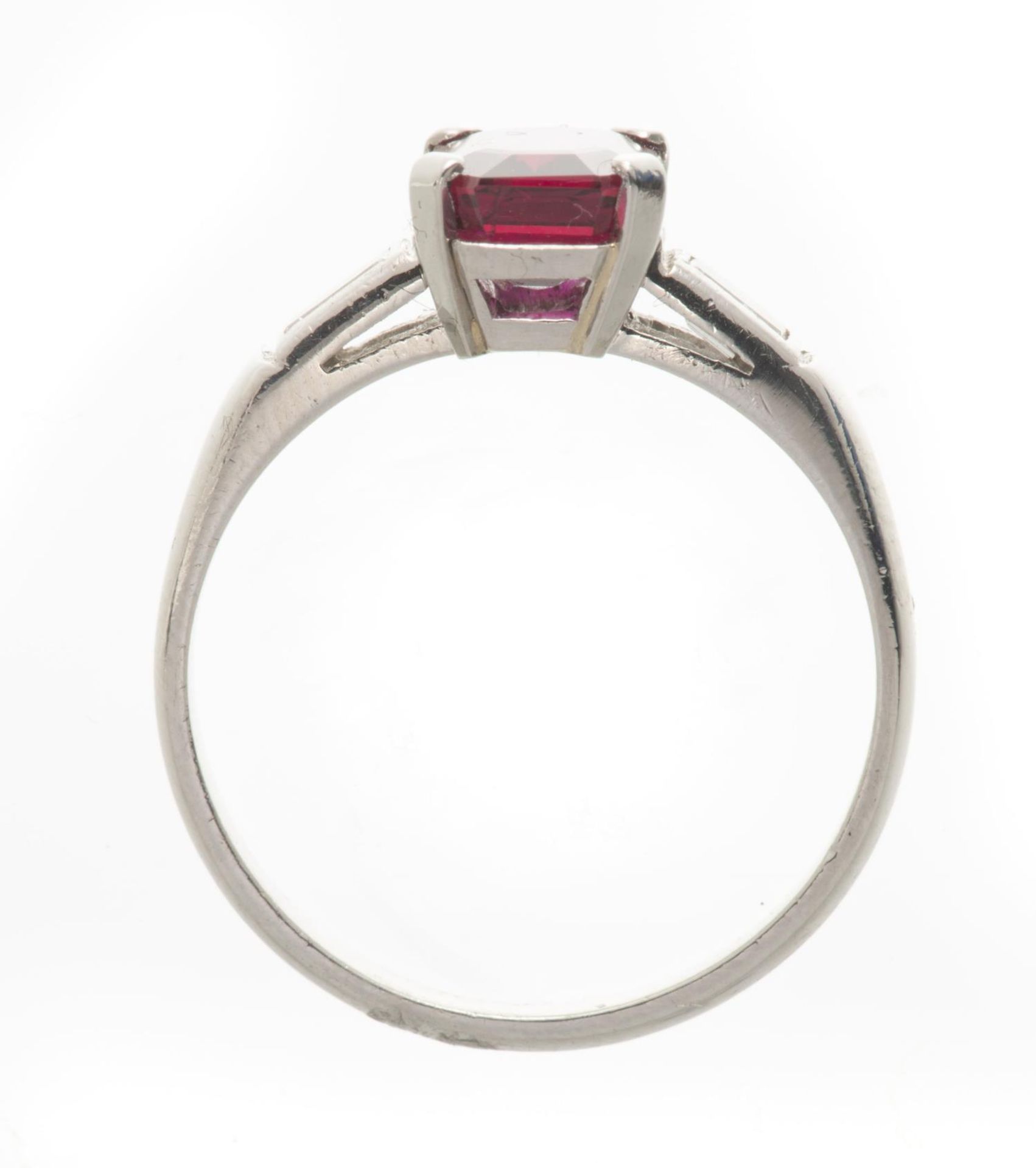 Bague en platine sertie d'un rubis de environ 2.65 cts - Bild 2 aus 4