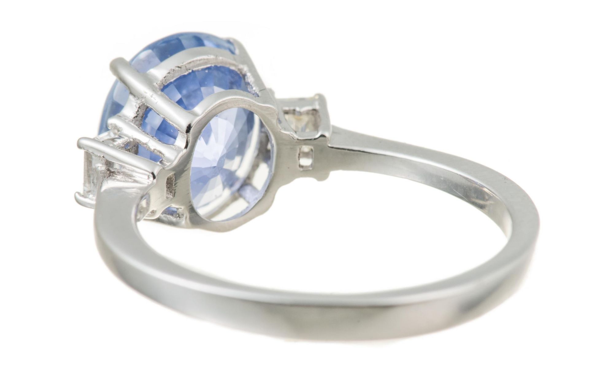 Bague en or gris .750 surmonté d'un saphir de 4.48 cts et diamants. - Bild 4 aus 6