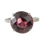 Bague en or gris .750 surmonté d'un grenat pyrope de 10.8 cts diamants