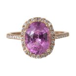 Bague en or rose .750 surmonté d'un saphir padparadscha de 3.72 cts et diamants