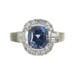 Bague en or gris .750 surmonté d'un saphir de 3.01 cts et diamants