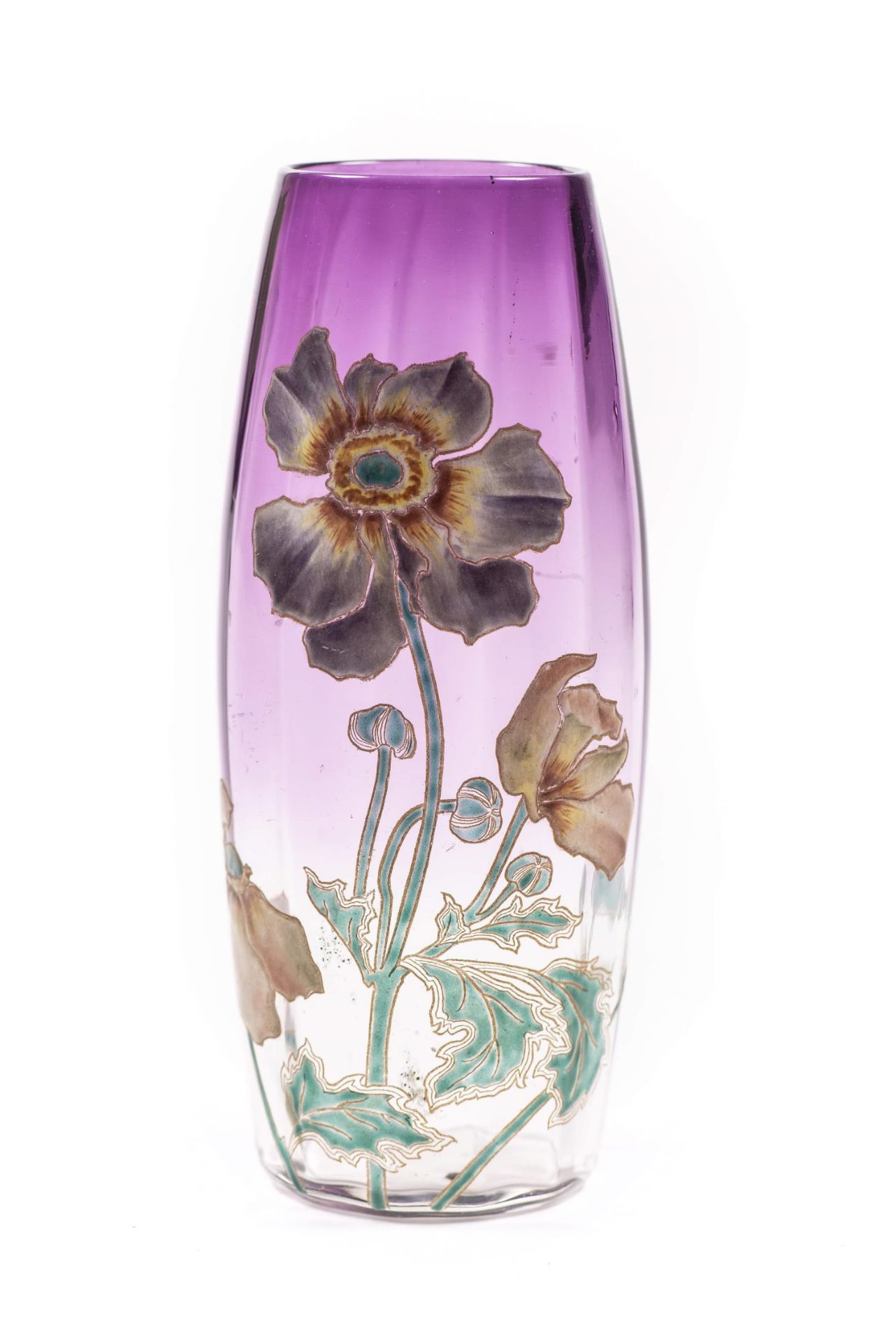 Vase en verre bicolore blanc et violet à décor en relief peint de fleurs