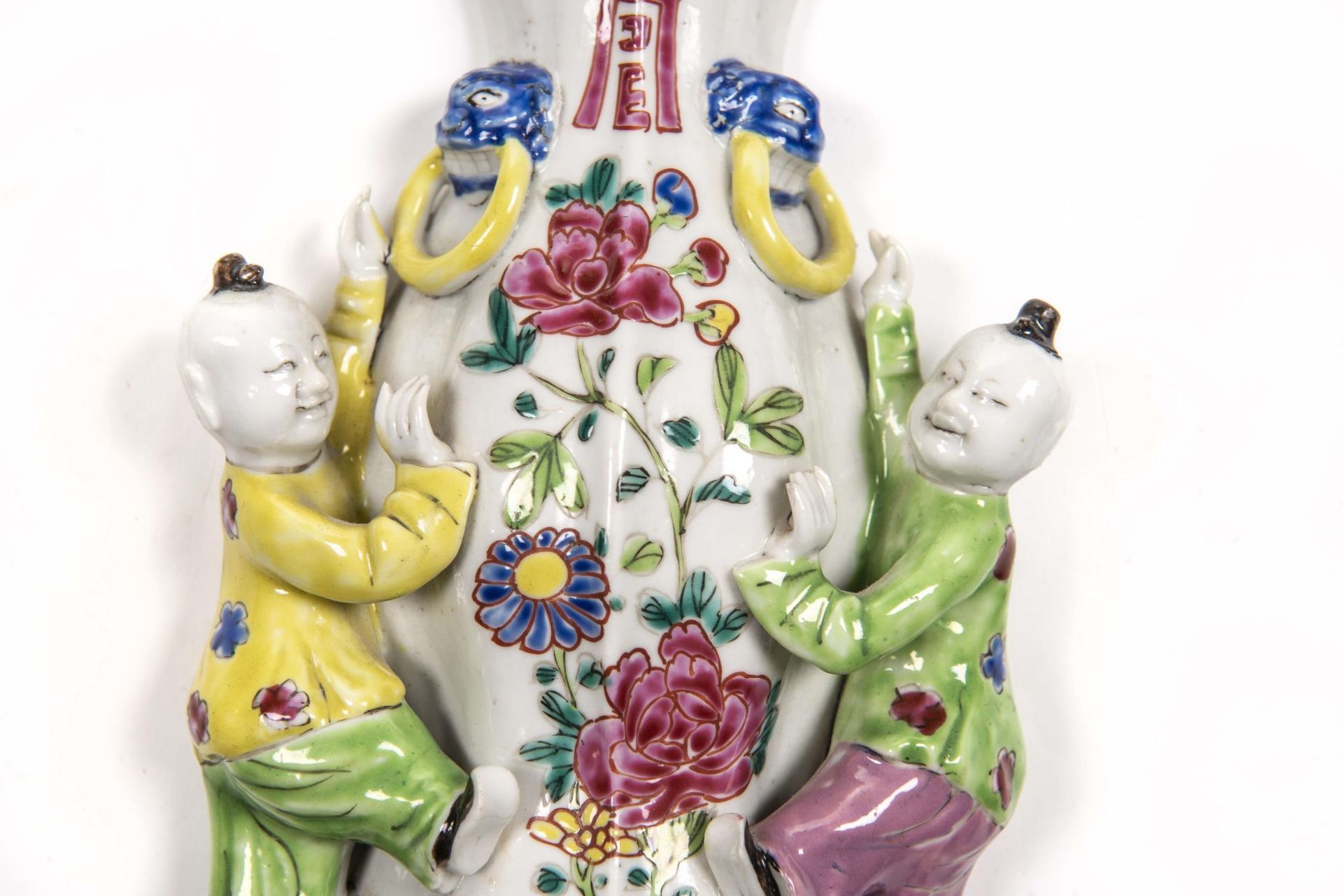 Vase mural en porcelaine de Chine à décor en famille rose de fleurs accompagné de [...] - Bild 4 aus 4