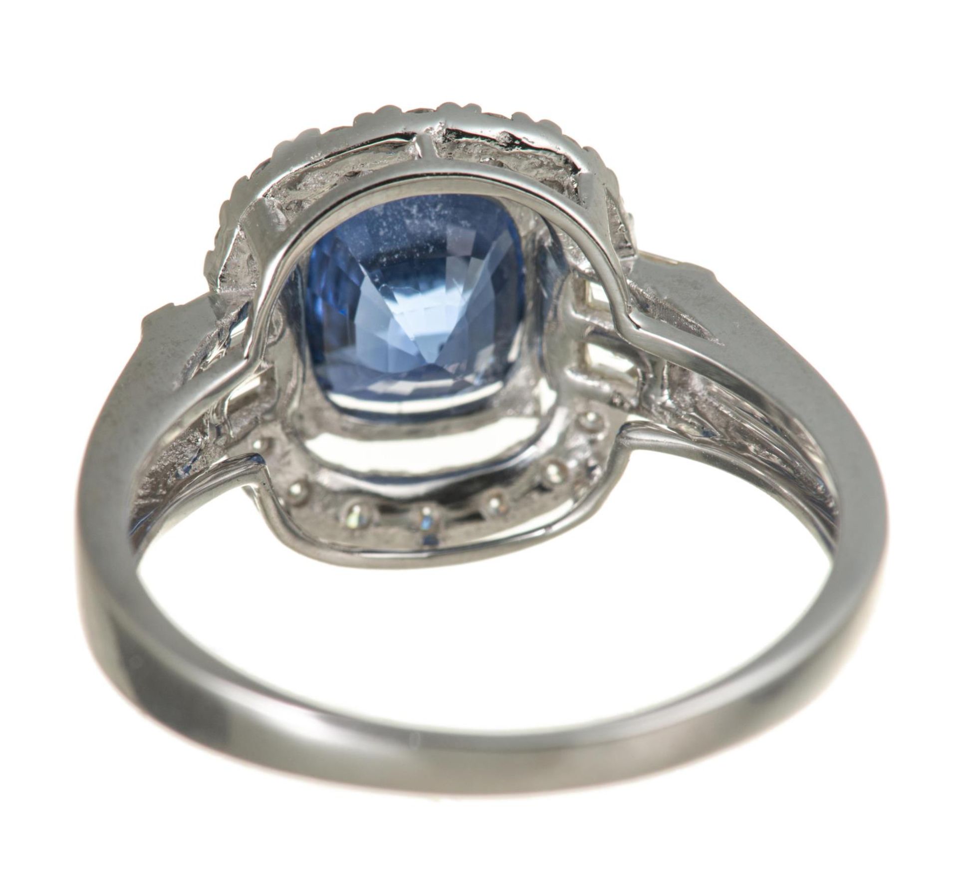 Bague en or gris .750 surmonté d'un saphir de 3.01 cts et diamants - Bild 4 aus 6