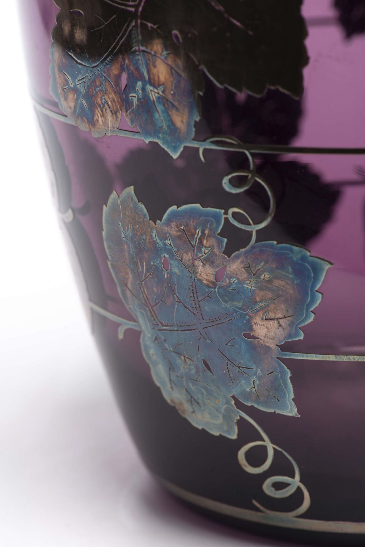 Vase en verre violet à cerclage en métal argenté, orné sur le col d'une grappe de [...] - Bild 5 aus 6