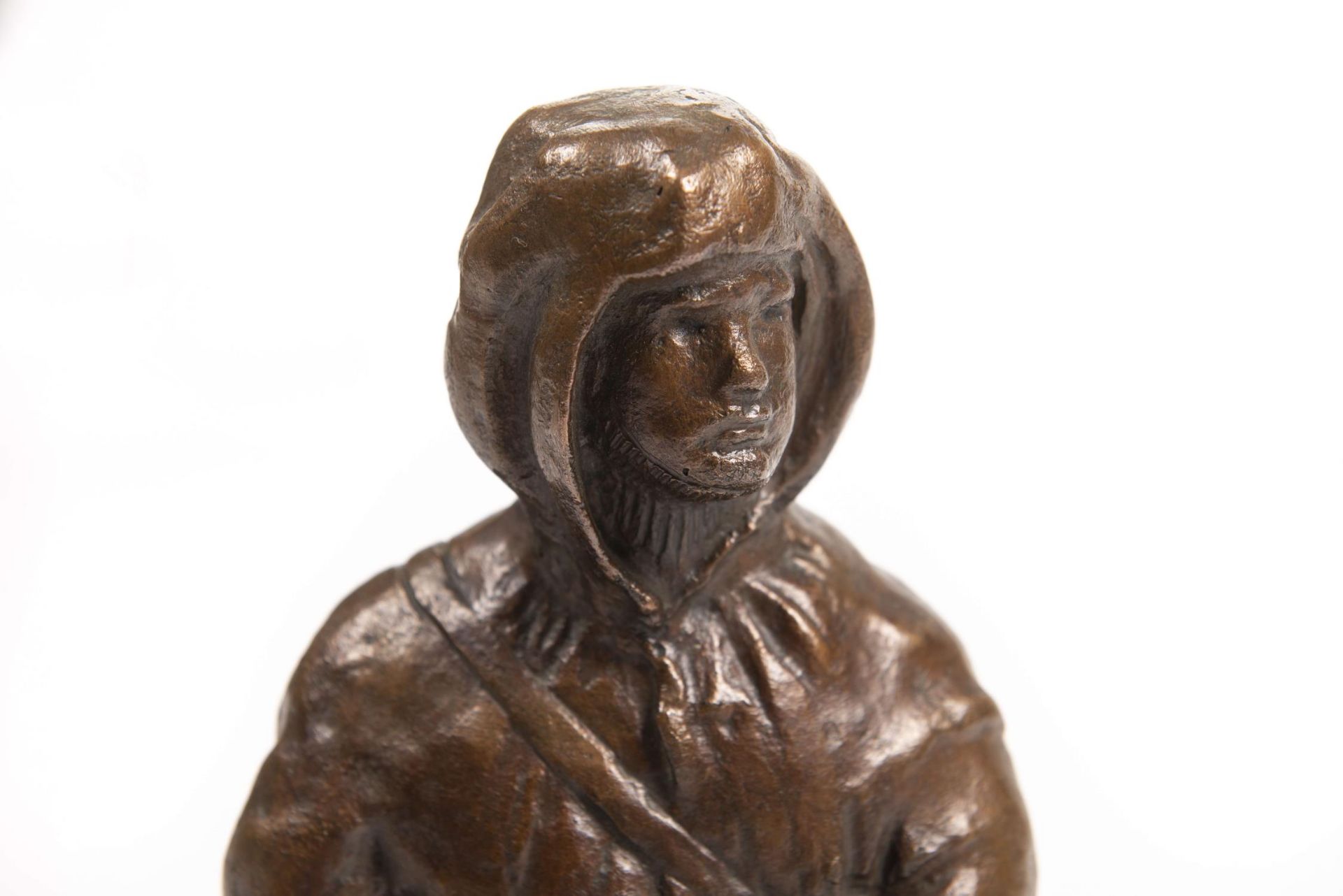 Sculpture en bronze anonyme représenant un chasseur armé - Bild 4 aus 7