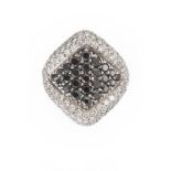 Bague en or gris .750, diamants noirs, env. 1,80 ct diamants blancs, env. 2,40 cts