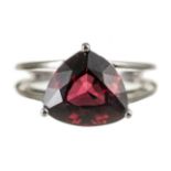 Bague en or gris .750 surmonté d'un almandin de 5.93 cts