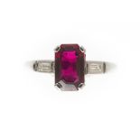 Bague en platine sertie d'un rubis de environ 2.65 cts