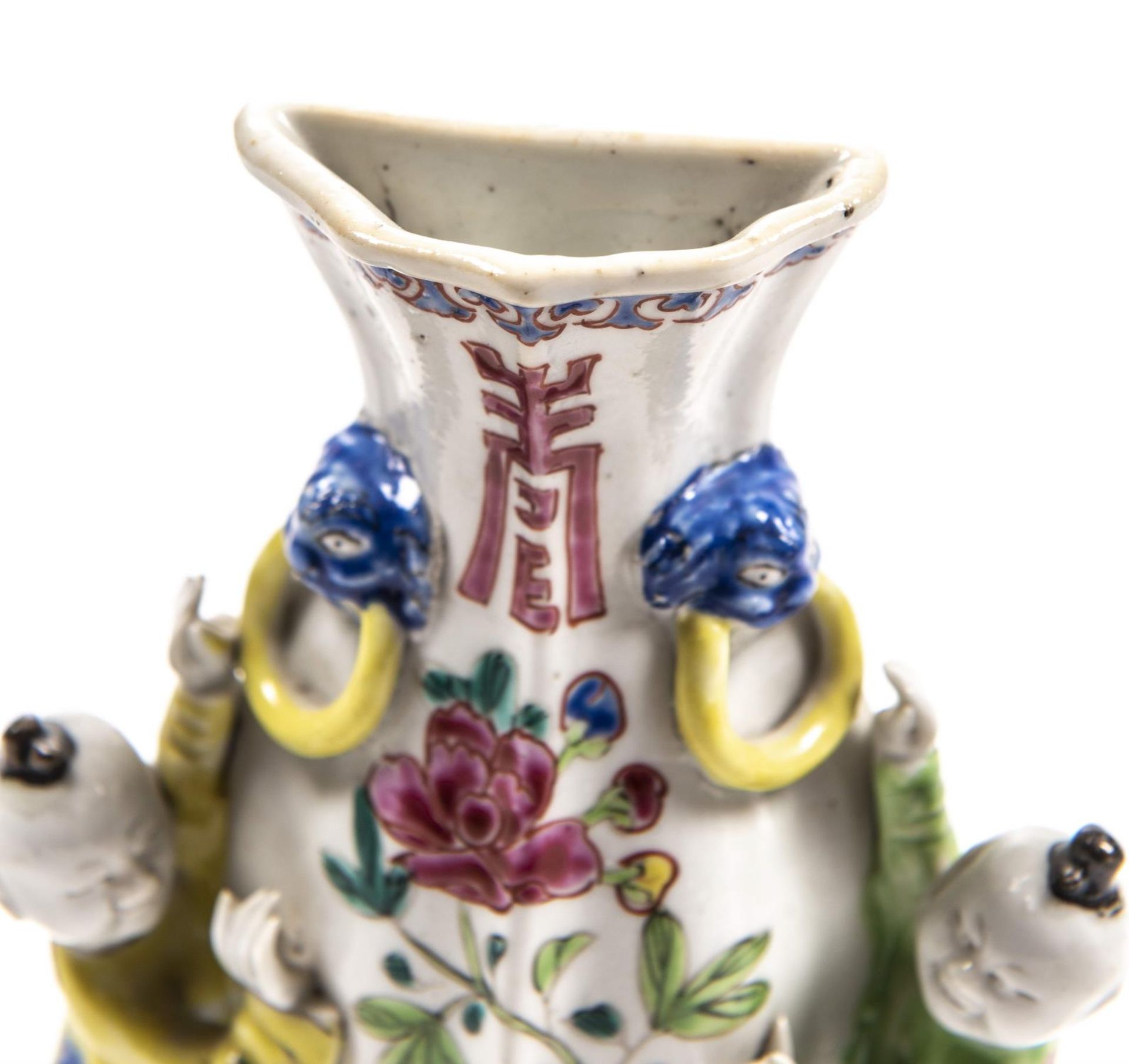 Vase mural en porcelaine de Chine à décor en famille rose de fleurs accompagné de [...] - Bild 3 aus 4