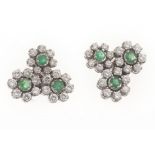 Paire de pendants d'oreilles 3 fleurs, or gris .750, diamants env. 2,16 cts [...]