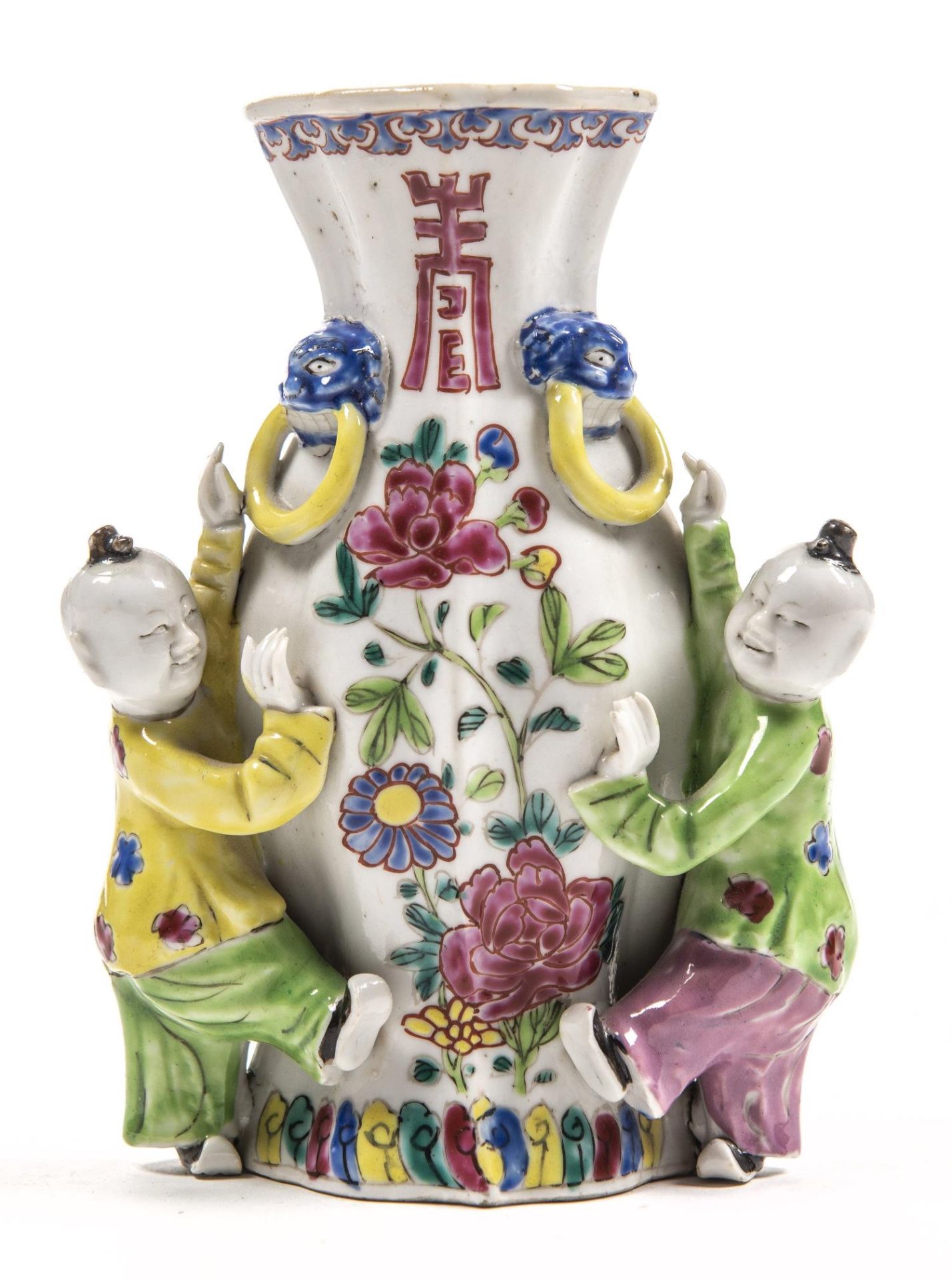 Vase mural en porcelaine de Chine à décor en famille rose de fleurs accompagné de [...]