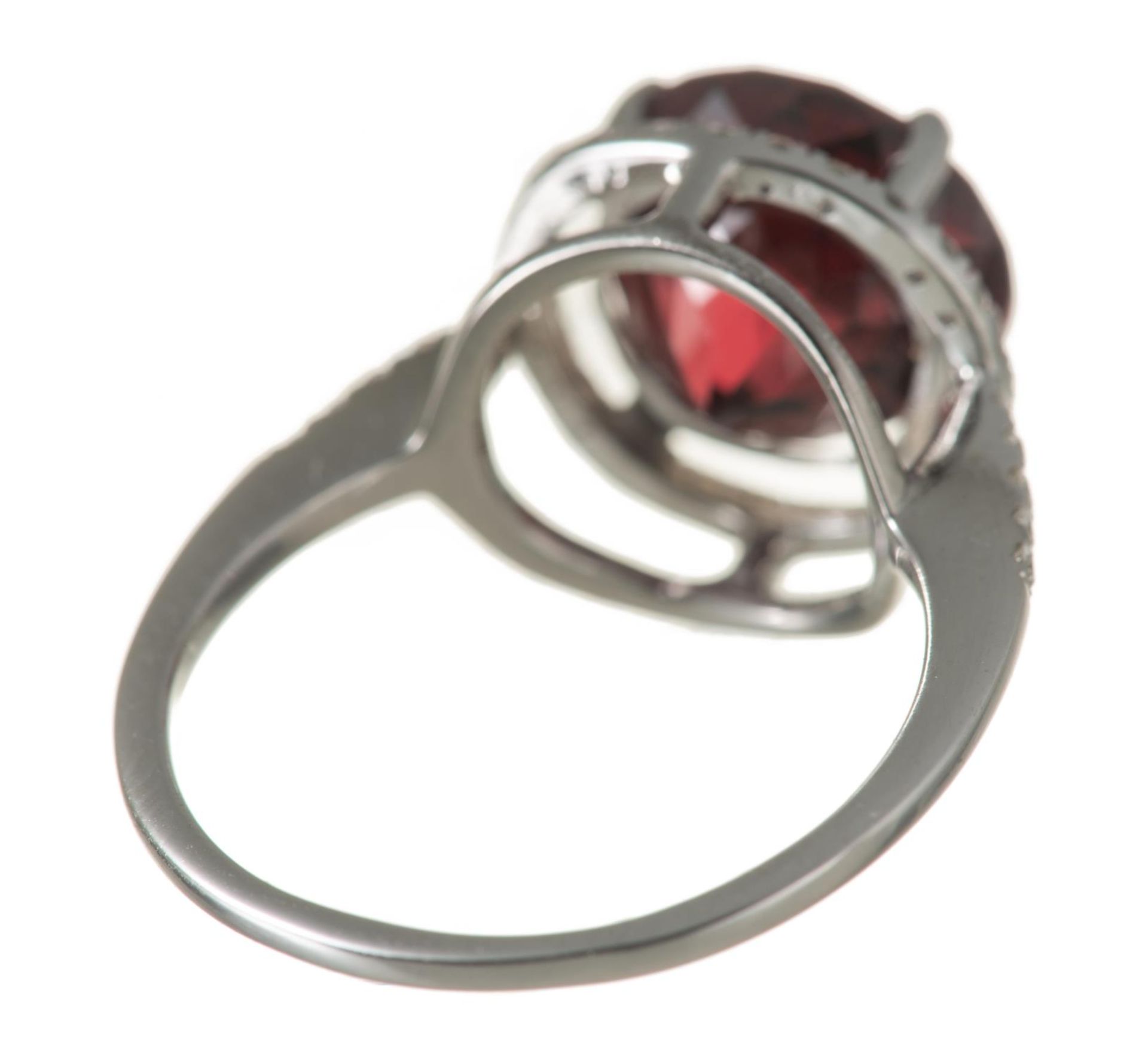 Bague en or gris .750 surmonté d'un grenat rhodolite 6.42 cts et diamants - Bild 4 aus 5