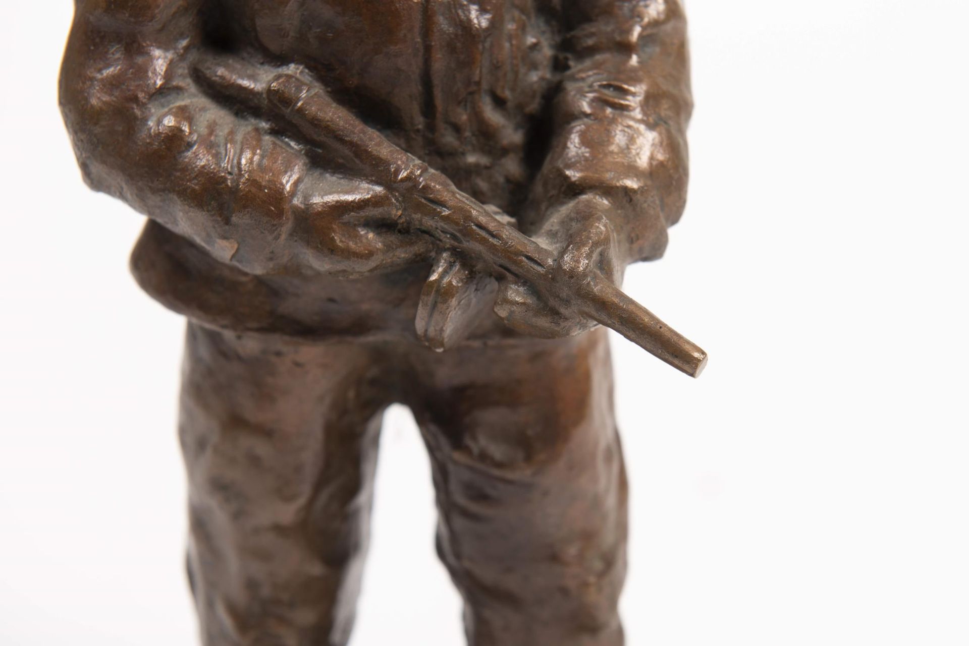 Sculpture en bronze anonyme représenant un chasseur armé - Bild 5 aus 7