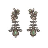 Paire de pendants d'oreilles ancienne en or .750 et argent, clips, diamants taillés [...]