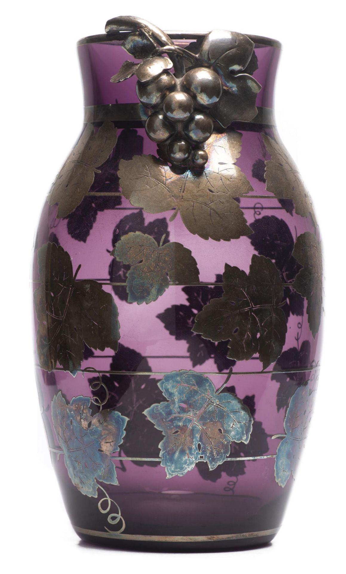 Vase en verre violet à cerclage en métal argenté, orné sur le col d'une grappe de [...]