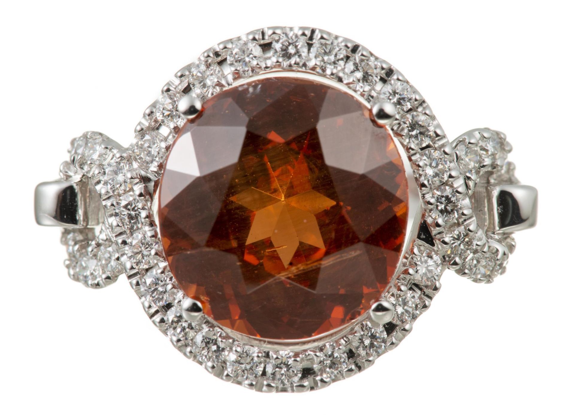 Bague en or gris .750 surmonté d'un grenat spessartite de 6.70 cts et diamants