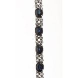 Bracelet en or gris .750, saphirs env. 6,50 cts, diamants env. 2,04 cts