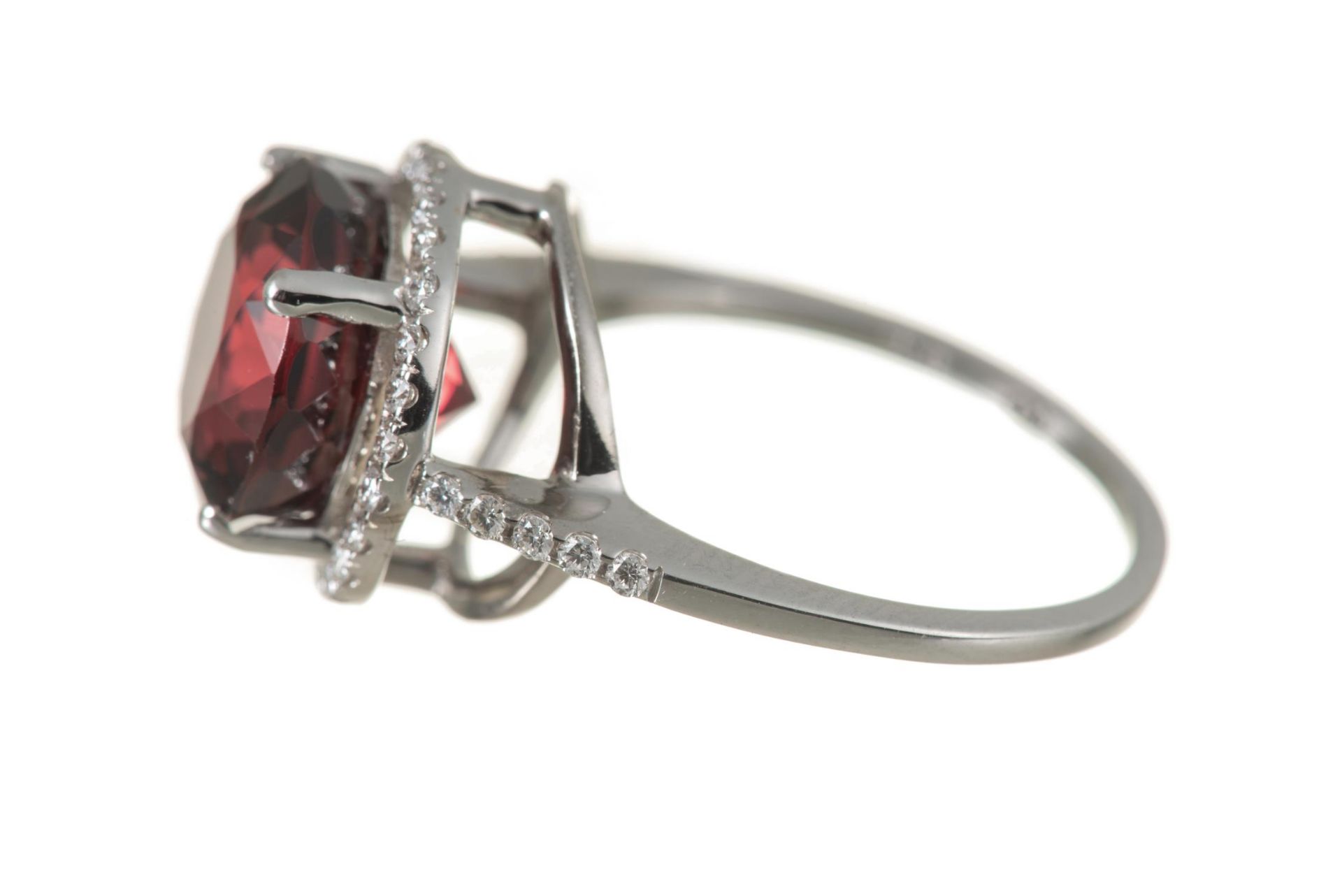 Bague en or gris .750 surmonté d'un grenat rhodolite 6.42 cts et diamants - Bild 3 aus 5