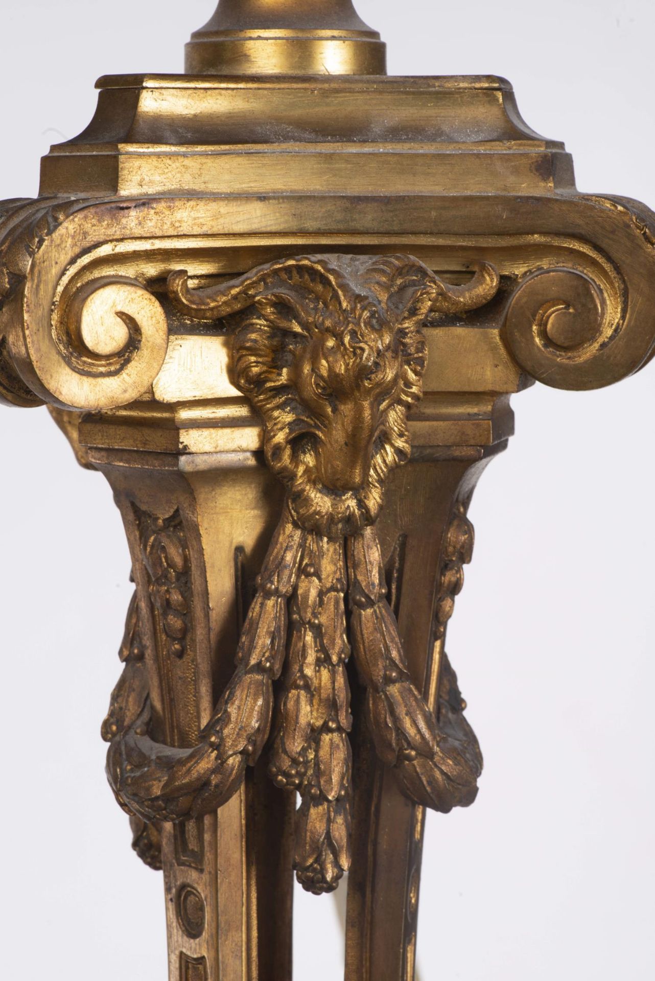 Lustre à six feux en bronze doré à bras cambrés décorés de grappes de raisins - Bild 4 aus 4