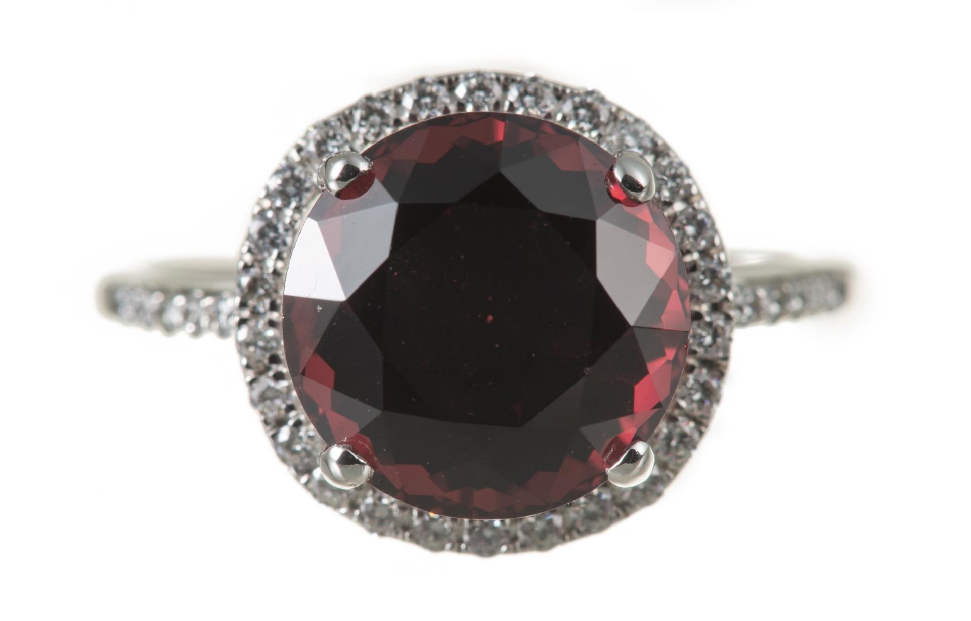 Bague en or gris .750 surmonté d'un grenat rhodolite 6.42 cts et diamants