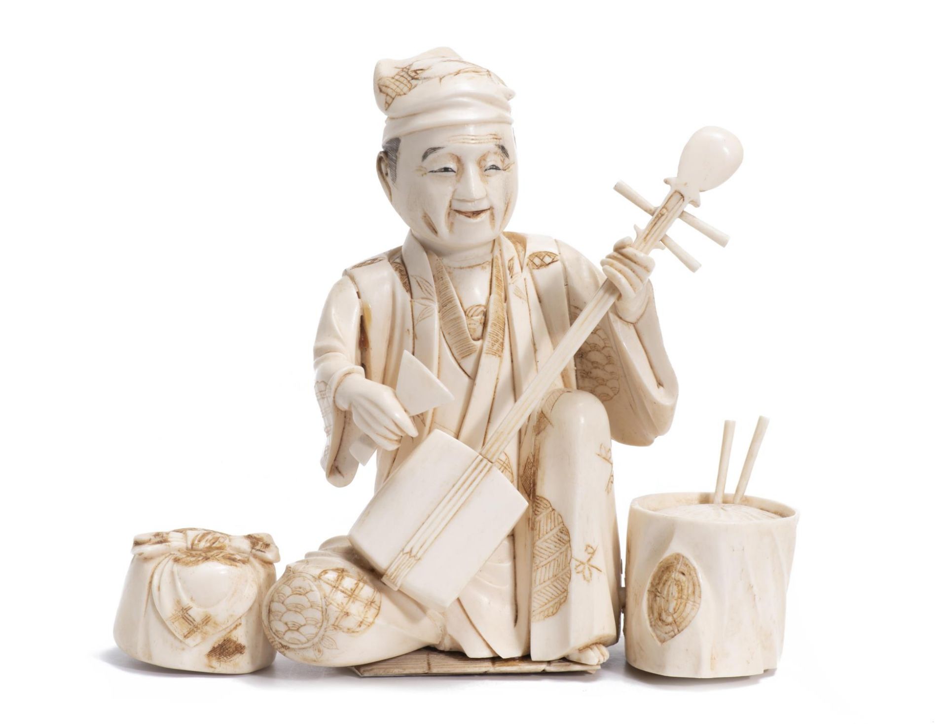 Okimono en ivoire représentant un musicien assis