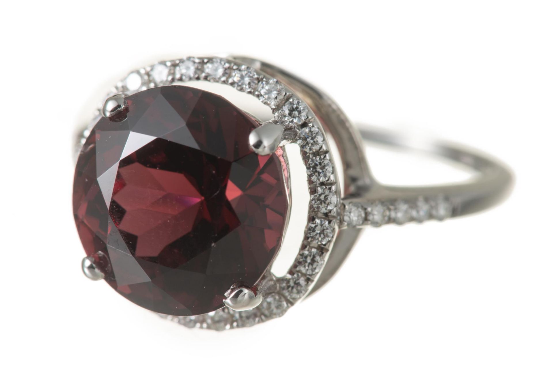 Bague en or gris .750 surmonté d'un grenat rhodolite 6.42 cts et diamants - Bild 2 aus 5